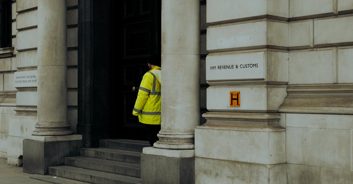 Deux personnes en costume, l'une tenant un drapeau britannique, l'autre un drapeau français, devant des graphiques financiers