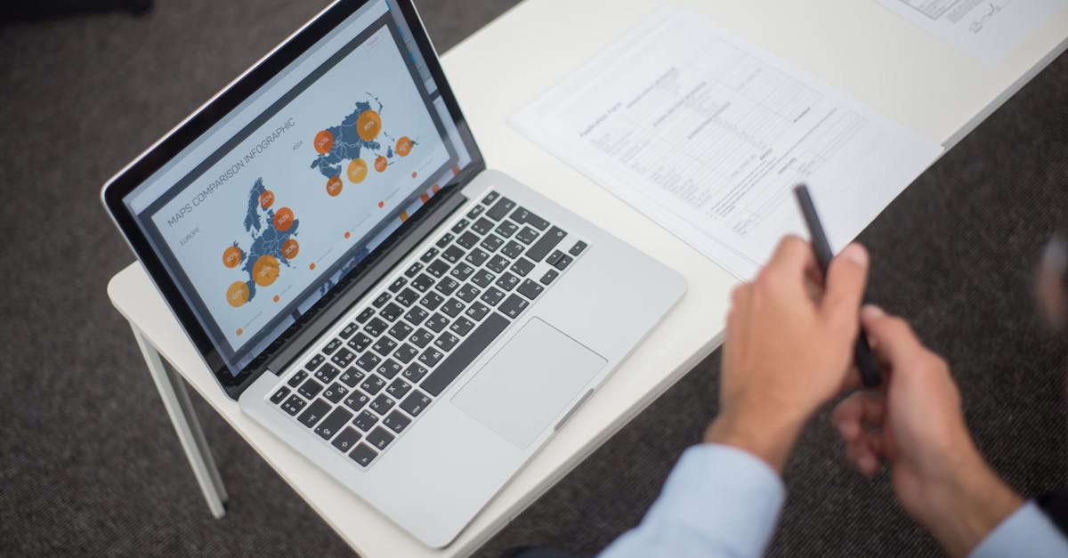 Personne travaillant sur un ordinateur portable, symbolisant la création d'entreprise à distance avec une carte du Royaume-Uni en arrière-plan.